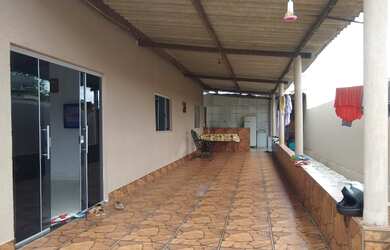 Imagem: A casa possui 3 Dormitórios, 2 Banheiros, 4 Vagas na garagem