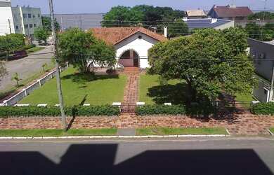 Imagem: A casa possui 3 Dormitórios, 1 Banheiro, 1 Vaga na garagem