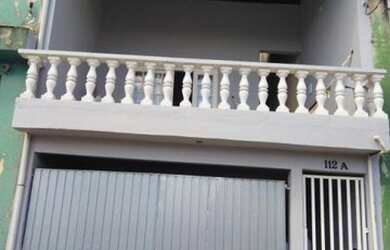 Imagem: A casa possui 2 Dormitórios, 1 Banheiro, 2 Vagas na garagem