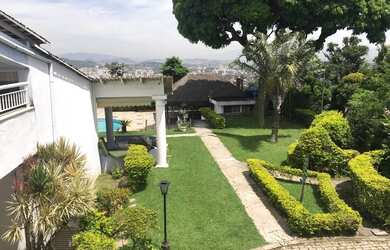 Imagem: A casa possui 5 Dormitórios, 5 Banheiros, 5 Vagas na garagem