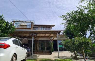 Imagem: A casa possui 4 Dormitórios, 2 Banheiros, 2 Vagas na garagem