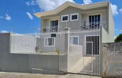 Imagem: A casa possui 4 Dormitórios, 2 Banheiros, 3 Vagas na garagem