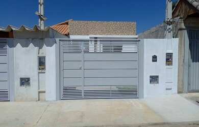 Imagem: A casa possui 3 Dormitórios, 2 Banheiros, 200m² de Área e