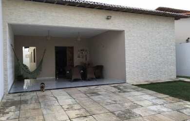 Imagem: A casa possui 3 Dormitórios, 2 Banheiros, 4 Vagas na garagem