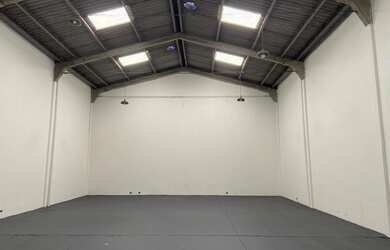 Imagem: O depósito possui 2 Vagas na garagem, 360m² de Área e está