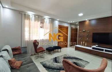 Imagem: A casa possui 3 Dormitórios, 2 Banheiros, 3 Vagas na garagem