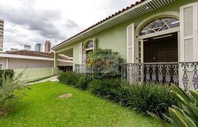Imagem: A casa possui 4 Dormitórios, 4 Banheiros, 5 Vagas na garagem