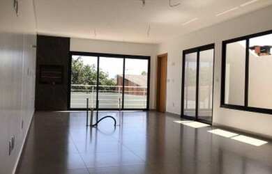 Imagem: A casa possui 2 Dormitórios, 2 Banheiros, 2 Vagas na garagem