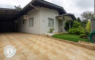 Imagem: A casa possui 3 Dormitórios, 1 Banheiro, 2 Vagas na garagem