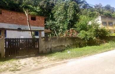 Imagem: A casa possui 2 Dormitórios, 1 Banheiro, 2.105m² de Área