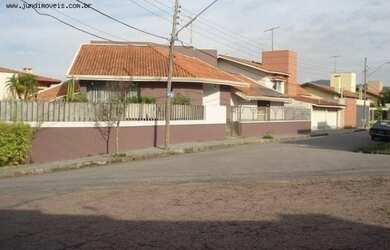 Imagem: A casa possui 3 Dormitórios, 1 Banheiro, 4 Vagas na garagem