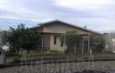 Imagem: A casa possui 5 Dormitórios, 3 Banheiros, 2 Vagas na garagem