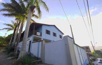 Imagem: A casa possui 5 Dormitórios, 3 Banheiros, 4 Vagas na garagem