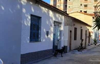 Imagem: A casa possui 2 Dormitórios, 1 Banheiro, 1 Vaga na garagem