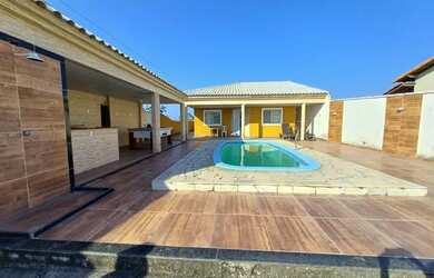 Imagem: A casa possui 3 Dormitórios, 3 Banheiros, 5 Vagas na garagem