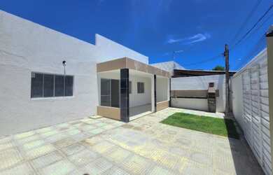 Imagem: A casa possui 3 Dormitórios, 2 Banheiros, 2 Vagas na garagem