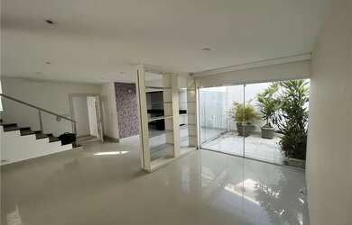 Imagem: A casa possui 4 Dormitórios, 3 Banheiros, 2 Vagas na garagem