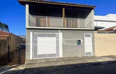 Imagem: A casa possui 2 Dormitórios, 2 Banheiros, 2 Vagas na garagem