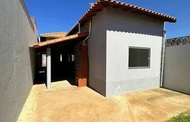 Imagem: A casa possui 3 Dormitórios, 2 Banheiros, 2 Vagas na garagem