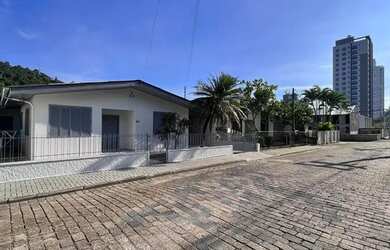 Imagem: A casa possui 3 Dormitórios, 3 Banheiros, 2 Vagas na garagem