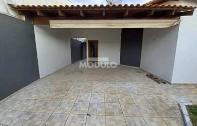 Imagem: A casa possui 3 Dormitórios, 2 Banheiros, 2 Vagas na garagem