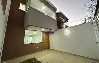 Imagem: A casa possui 3 Dormitórios, 2 Banheiros, 2 Vagas na garagem