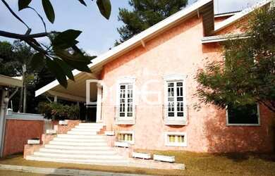 Imagem: A casa possui 5 Dormitórios, 4 Banheiros, 2 Vagas na garagem