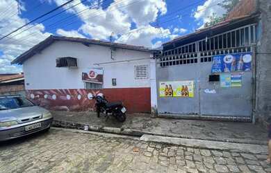 Imagem: A casa possui 3 Dormitórios, 1 Banheiro, 1 Vaga na garagem