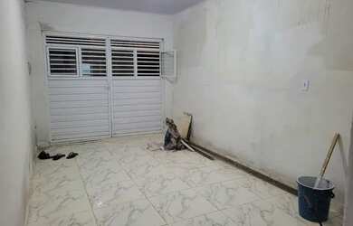 Imagem: A casa possui 2 Dormitórios, 1 Banheiro, 1 Vaga na garagem