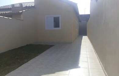 Imagem: A casa possui 2 Dormitórios, 1 Banheiro, 2 Vagas na garagem