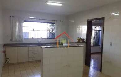 Imagem: A casa possui 4 Dormitórios, 3 Banheiros, 4 Vagas na garagem