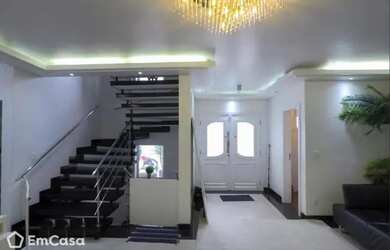 Imagem: A casa possui 3 Dormitórios, 3 Banheiros, 3 Vagas na garagem