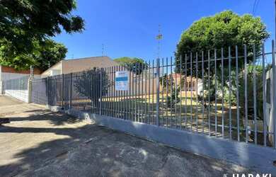 Imagem: A casa possui 3 Dormitórios, 3 Banheiros, 4 Vagas na garagem