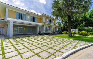 Imagem: A casa possui 5 Dormitórios, 5 Banheiros, 4 Vagas na garagem