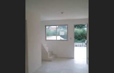 Imagem: A casa possui 4 Dormitórios, 2 Banheiros, 2 Vagas na garagem