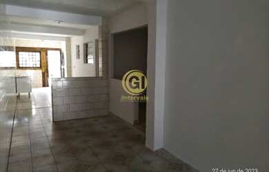 Imagem: A casa possui 2 Dormitórios, 1 Banheiro, 2 Vagas na garagem