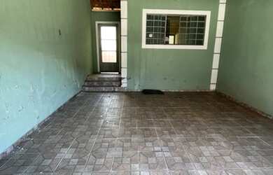 Imagem: A casa possui 2 Dormitórios, 1 Banheiro, 1 Vaga na garagem