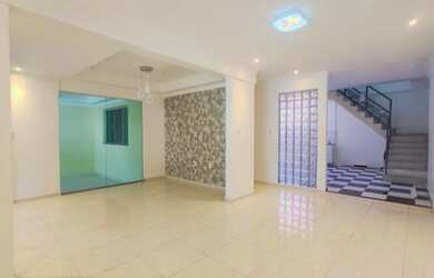 Imagem: A casa possui 2 Dormitórios, 3 Banheiros, 1 Vaga na garagem