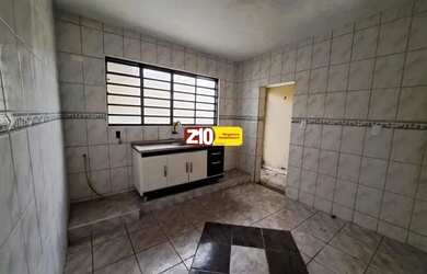 Imagem: A casa possui 2 Dormitórios, 1 Banheiro, 2 Vagas na garagem