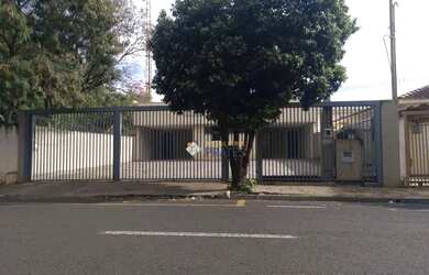 Imagem: A casa possui 3 Dormitórios, 2 Banheiros, 5 Vagas na garagem