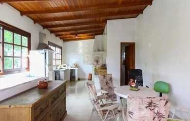 Imagem: A casa possui 3 Dormitórios, 2 Banheiros, 3 Vagas na garagem