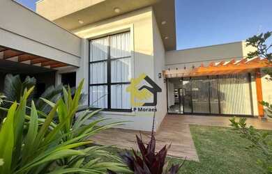 Imagem: A casa possui 3 Dormitórios, 2 Banheiros, 2 Vagas na garagem