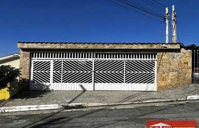 Imagem: A casa possui 2 Dormitórios, 1 Banheiro, 2 Vagas na garagem