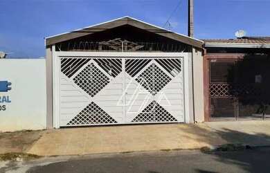 Imagem: A casa possui 3 Dormitórios, 2 Banheiros, 2 Vagas na garagem