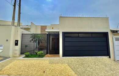 Imagem: A casa possui 3 Dormitórios, 1 Banheiro, 2 Vagas na garagem