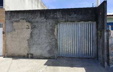 Imagem: A casa possui 3 Dormitórios, 1 Banheiro, 1 Vaga na garagem