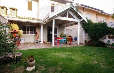 Imagem: A casa possui 4 Dormitórios, 3 Banheiros, 4 Vagas na garagem