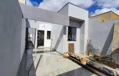 Imagem: A casa possui 3 Dormitórios, 1 Banheiro, 2 Vagas na garagem