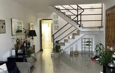 Imagem: A casa possui 3 Dormitórios, 2 Banheiros, 2 Vagas na garagem