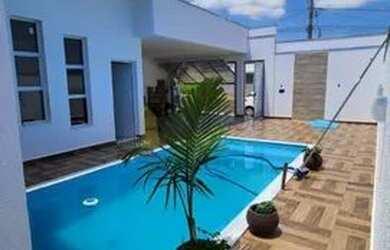 Imagem: A casa possui 3 Dormitórios, 2 Banheiros, 2 Vagas na garagem